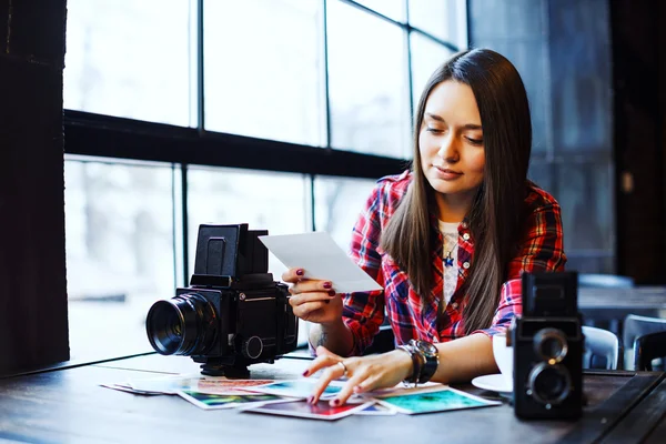 Jonge vrouw met retro camera — Stockfoto