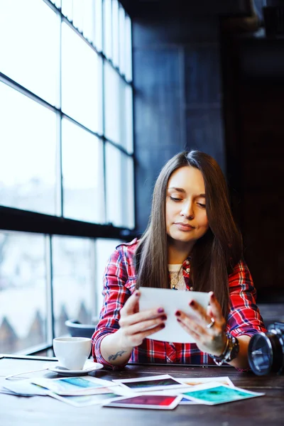 Hermosa mujer con fotos en las manos — Foto de Stock