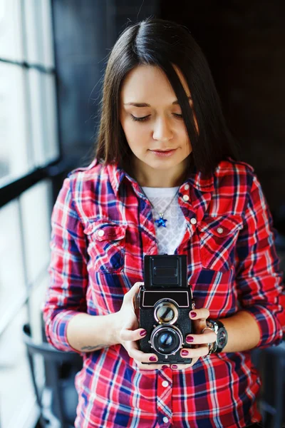 Mooie jonge vrouw met camera — Stockfoto