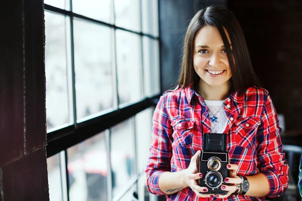 カメラで素敵な若い女性 — ストック写真