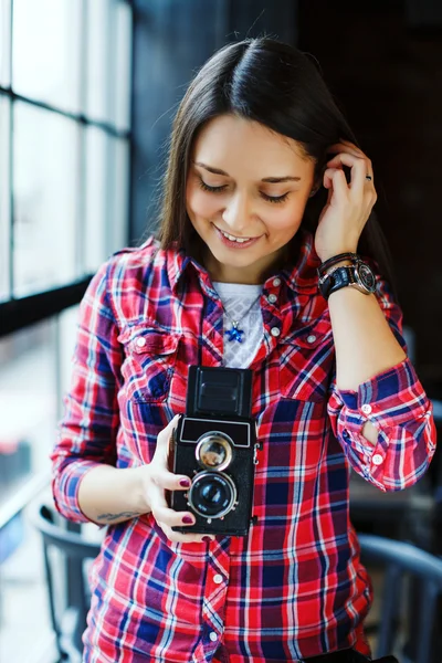 Милая молодая женщина с камерой — стоковое фото