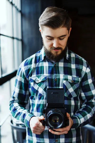 Uomo barbuto con fotocamera retrò — Foto Stock