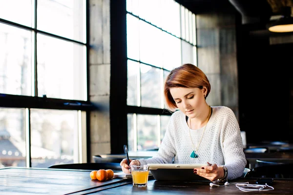 Belle fille regardant tablette — Photo