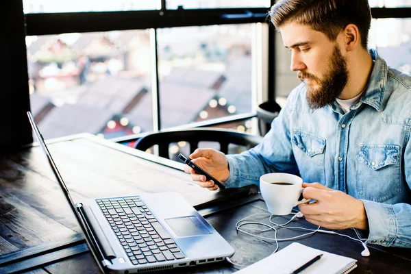 Hombre con barba usando un teléfono móvil — Foto de Stock