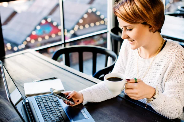 Menina bonito sentado no café — Fotografia de Stock