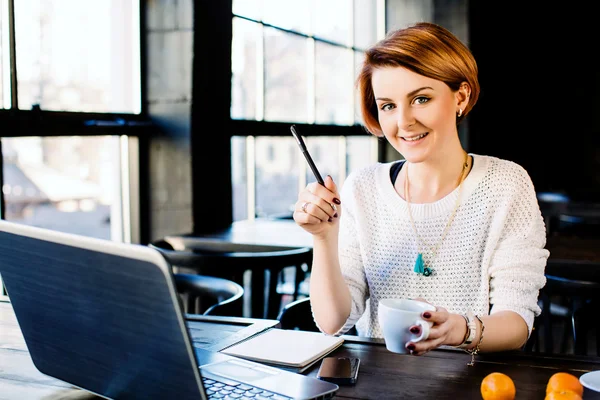 노트북으로 카페에 앉아 여자 — 스톡 사진