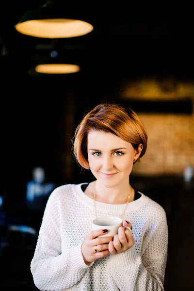 Hermosa chica sosteniendo una taza de café —  Fotos de Stock