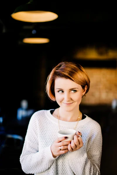 Piękna dziewczyna trzyma kubek kawy — Zdjęcie stockowe
