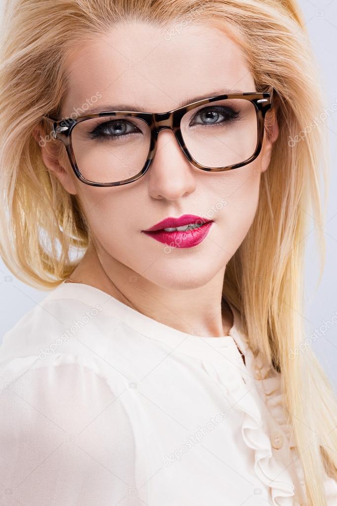 Blondine mit brille