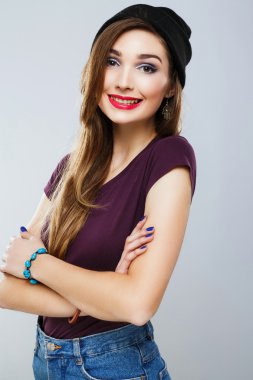 Kırmızı dudaklı muhteşem kız