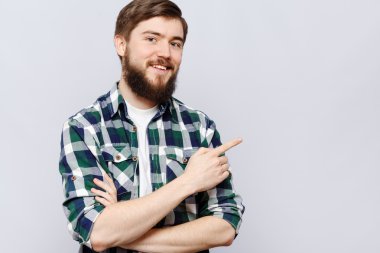 genç gülümseyen adam
