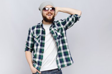 Mutlu sakallı hipster