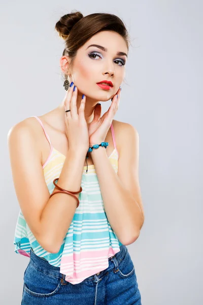 Menina bonita vestindo camisa — Fotografia de Stock