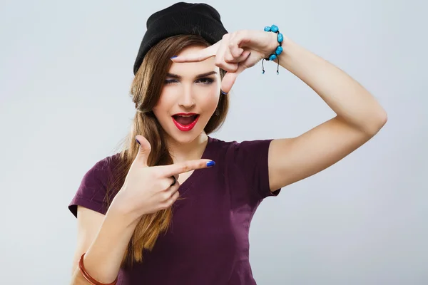 Chica encantadora con labios rojos — Foto de Stock