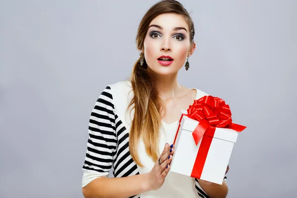 Surprised girl holding present box — Stock Photo, Image