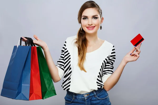 Menina bonita com sacos de compras — Fotografia de Stock