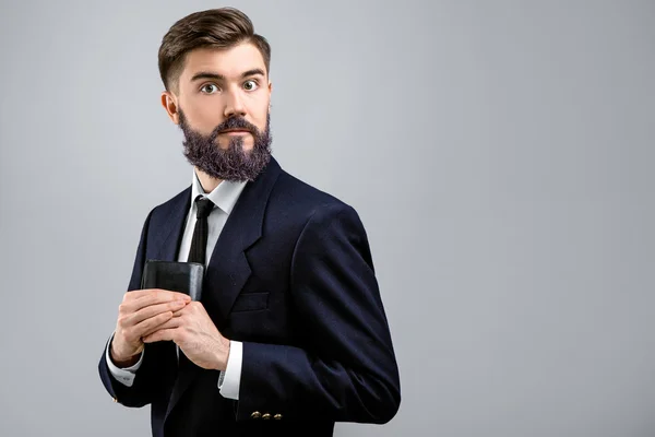 Joven hombre sorprendido posando con cartera —  Fotos de Stock