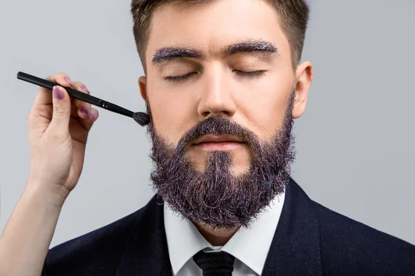 Hombre morena con cepillo de maquillaje —  Fotos de Stock