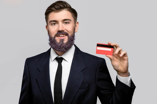 Sorrindo homem posando com cartão de crédito — Fotografia de Stock