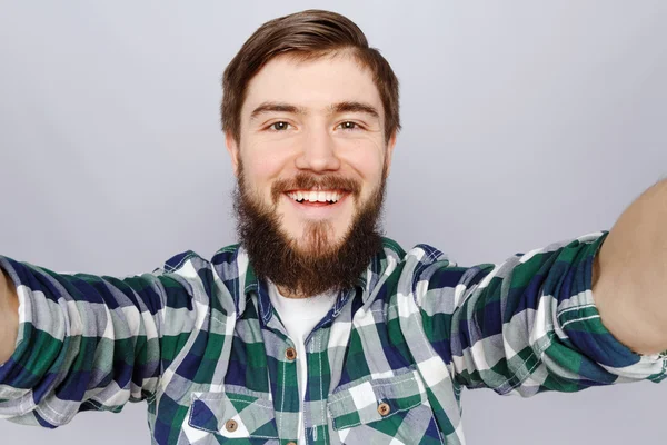 Felice barba uomo prendendo selfie — Foto Stock