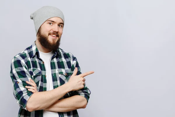 Sorridente uomo barbuto in posa con le mani incrociate — Foto Stock