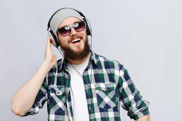 Счастливый молодой человек слушает музыку — стоковое фото