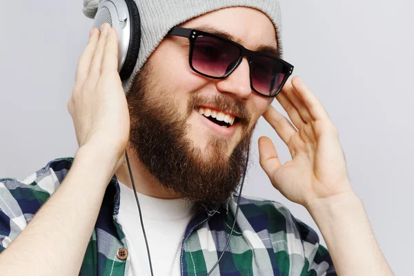 Веселый молодой человек слушает музыку — стоковое фото