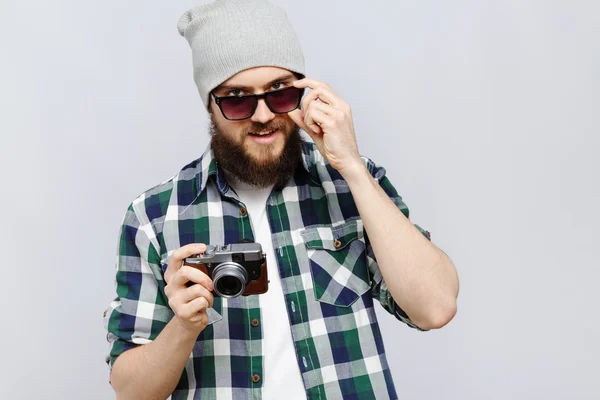 Brutal young man holding camera — Stock Photo, Image