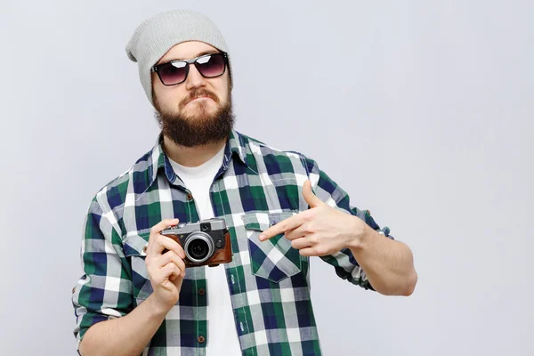 Jovem hipster segurando câmera — Fotografia de Stock