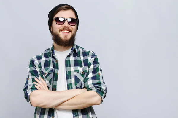 Bebaarde jongeman poseren met gekruiste handen — Stockfoto