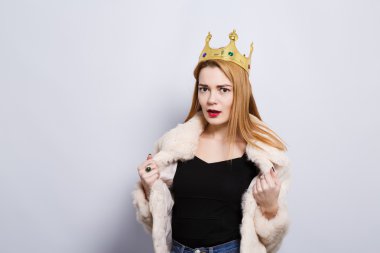 Beyaz önlük ve taç giyen çekici kız