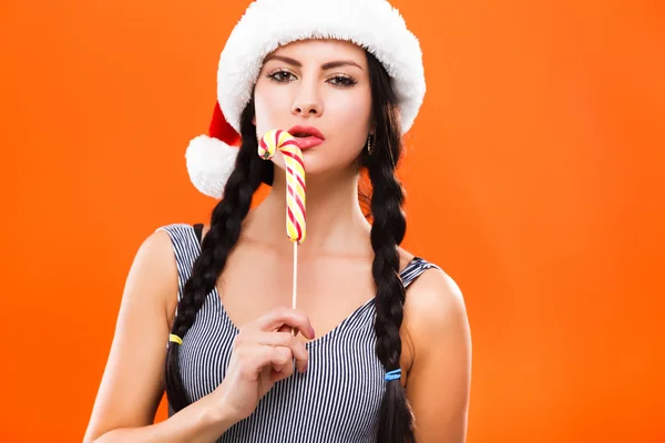 Femme sexy posant avec des bonbons colorés — Photo