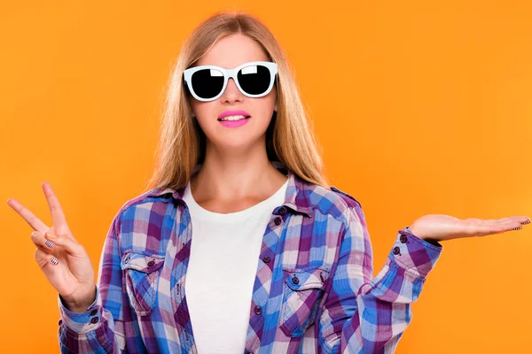 Jovem mulher bonita — Fotografia de Stock