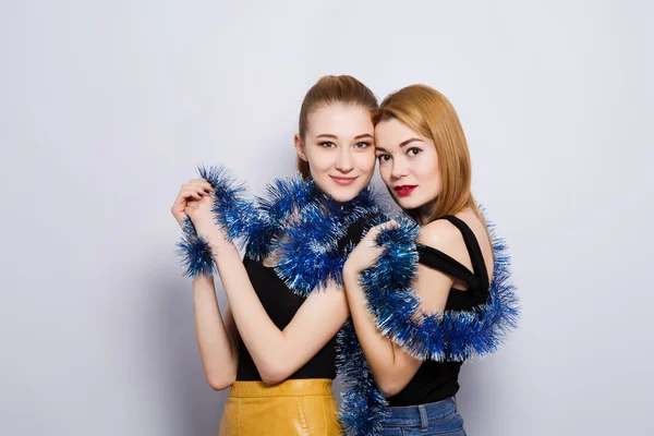 Two female friends at gray studio background — Φωτογραφία Αρχείου