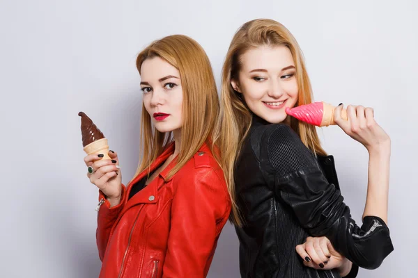 Two female friends at gray studio background — Stock fotografie