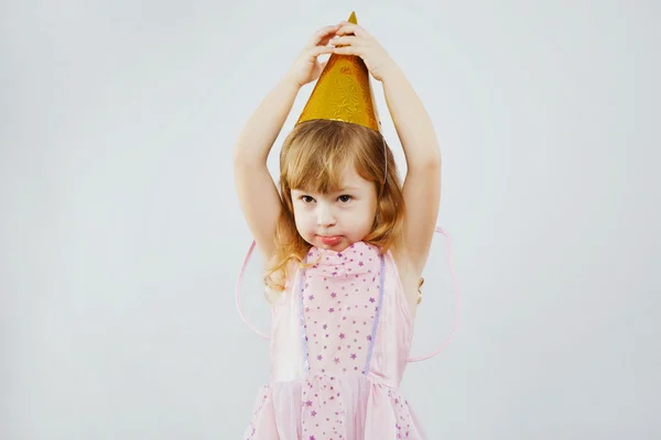 Menina engraçada tocando ponta de seu chapéu — Fotografia de Stock