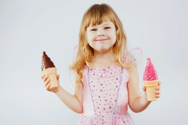 Chica con dos helados de plástico —  Fotos de Stock