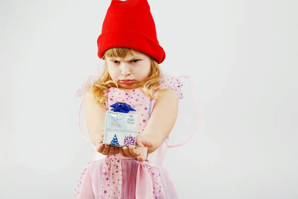 A kis ajándékot keres elégedetlen kislány — Stock Fotó