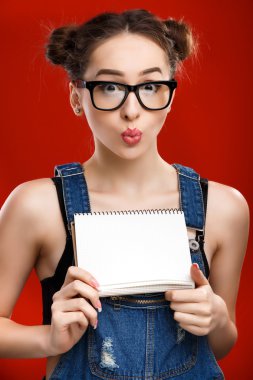 Jolly kız tutan defter