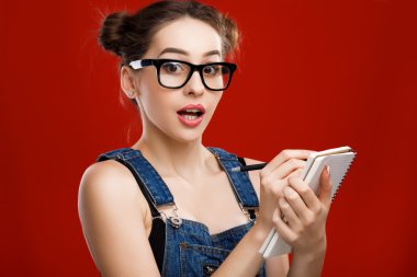 sürpriz esmer kadın