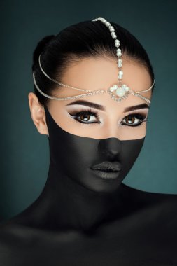 Çekici kız koyu mavi arka plan üzerinde poz