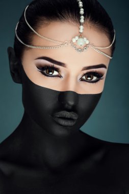 tutkulu kadın kameraya arıyor