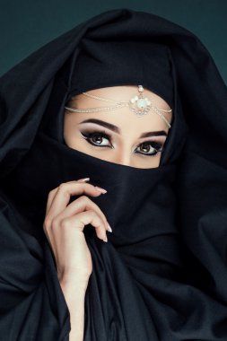 Genç Kadın Kameraya Bakıyor