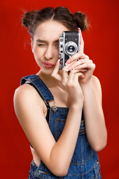 Красивая женщина держит ретро-камеру — стоковое фото