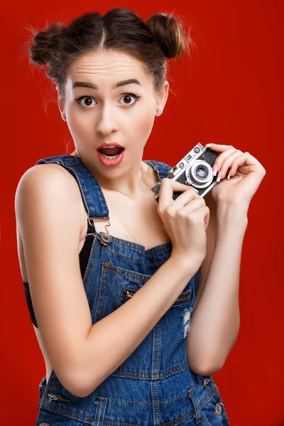 Rädd ung kvinna poserar med retro kamera — Stockfoto