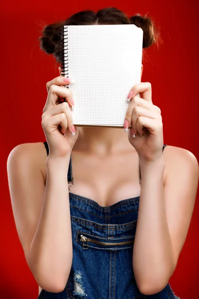 Morena menina segurando notebook — Fotografia de Stock
