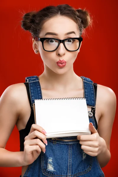 Chica alegre sosteniendo el cuaderno —  Fotos de Stock