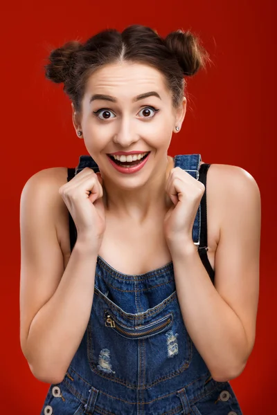 Fröhliches Mädchen posiert mit glücklichem Gesichtsausdruck — Stockfoto