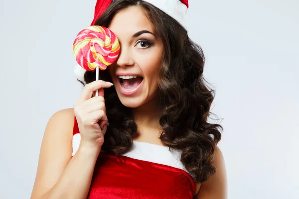 Chica agradable posando con dulces de colores — Foto de Stock