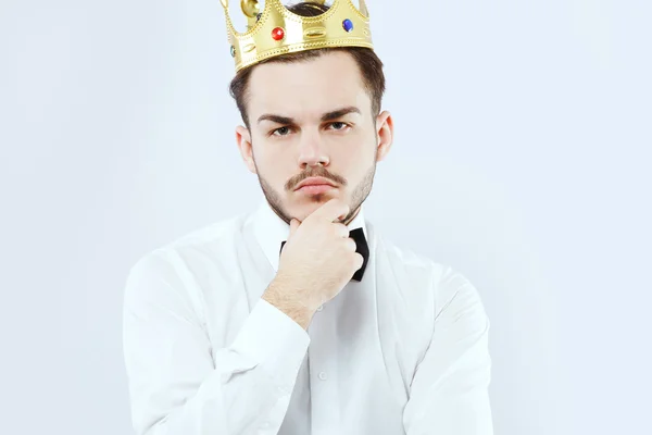 Un joven serio posando como si estuviera pensando —  Fotos de Stock